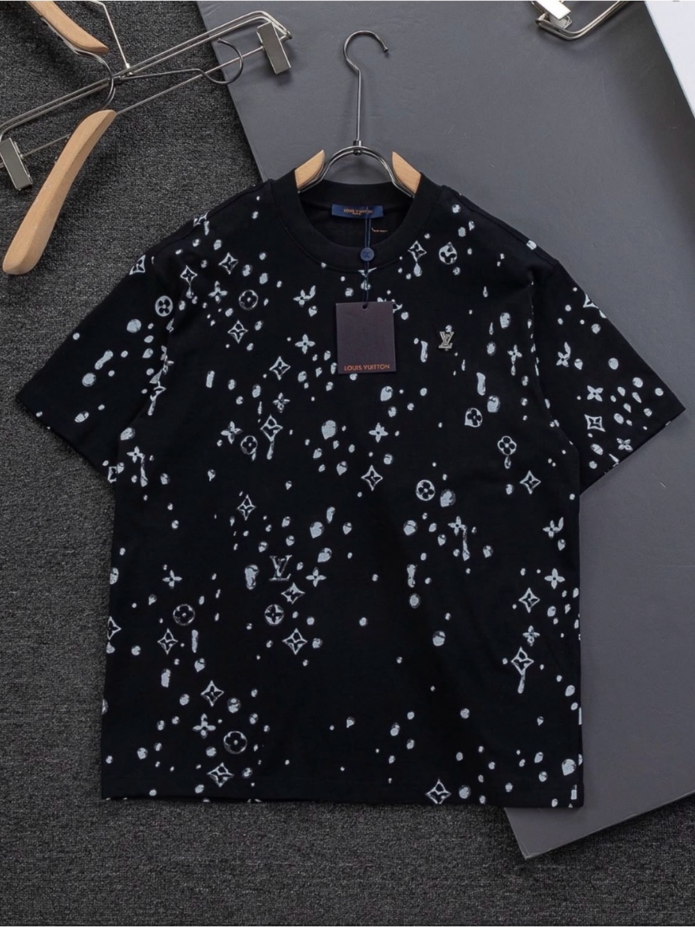 New Louis Vuitton Black Tee shirt w White Monogram Splash Print size L 29’ x 22’